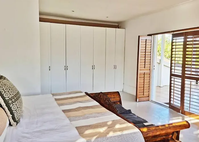 Spacious 4 Bedroom Beach House With Pool