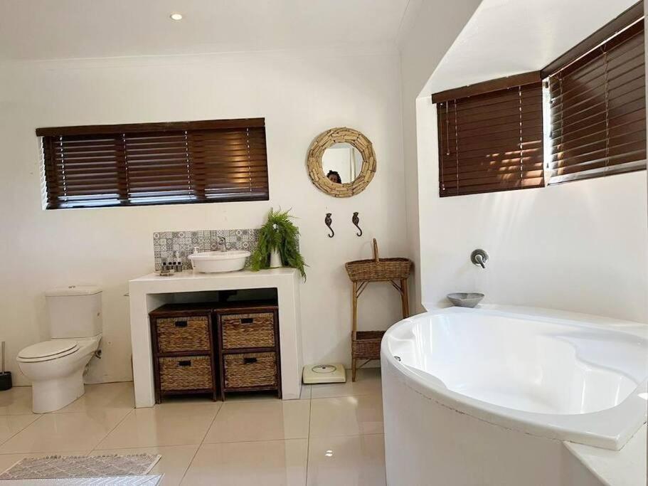 Spacious 4 Bedroom House With Pool Holiday home *